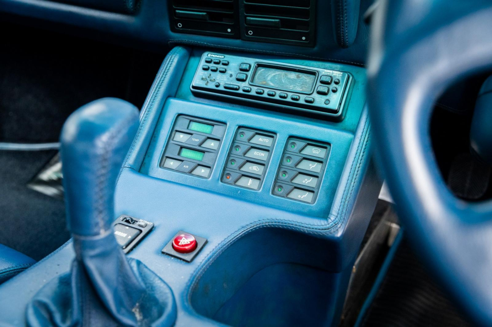 Cụm điều khiển trung t&acirc;m v&agrave; cần số của Cizeta V16T