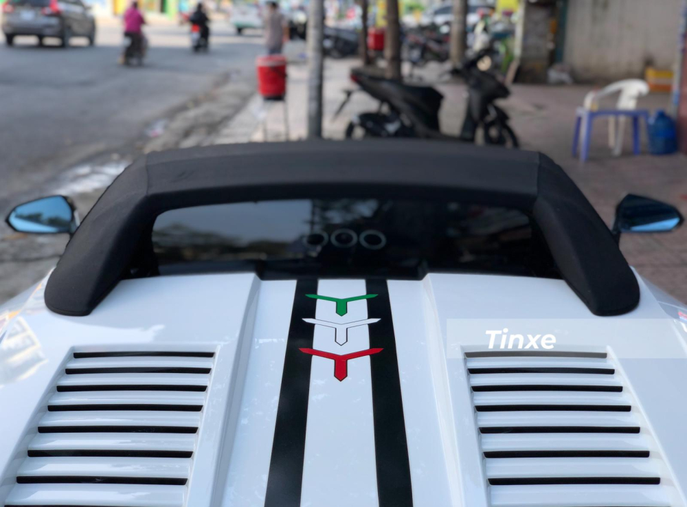 Siêu xe mui trần Lamborghini Gallardo LP570-4 Spyder Performante mất hơn 20 giây để đóng mui, phía sau mui vải là nắp kính cùng 2 sọc màu đen hay 3 chữ Y thể hiện Quốc kỳ Ý Siêu xe mui trần Lamborghini Gallardo LP570-4 Spyder Performante mất hơn 20 giây để đóng mui, phía sau mui vải là nắp kính cùng 2 sọc màu đen hay 3 chữ Y thể hiện Quốc kỳ Ý