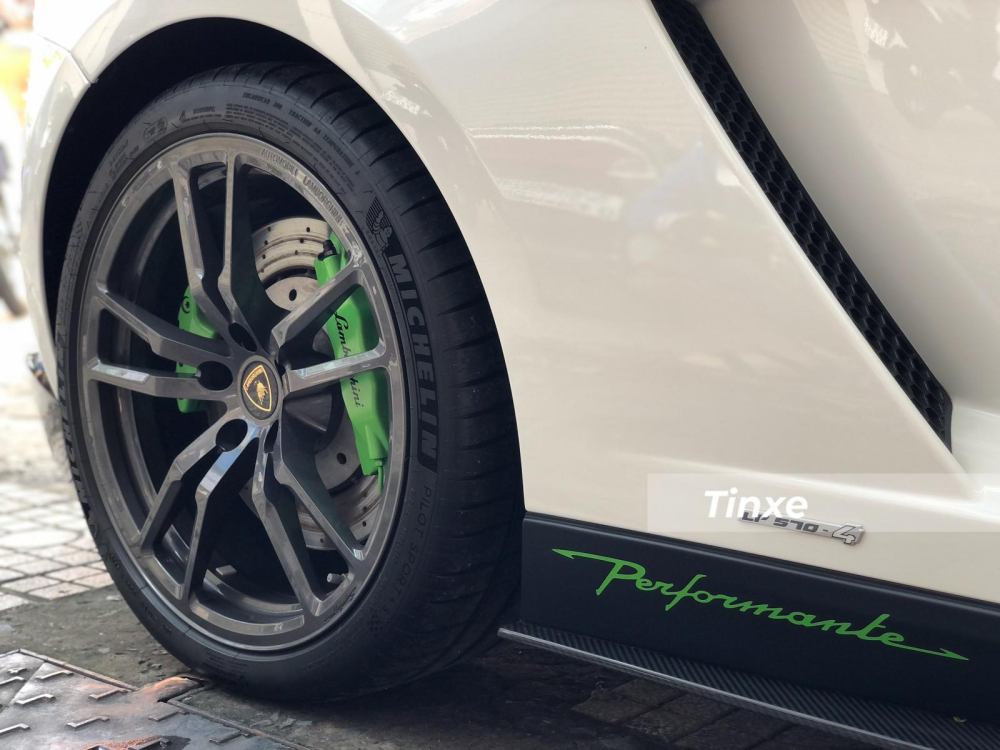 Nẹp sườn bằng carbon và dòng chữ Performante màu xanh lá cây Nẹp sườn bằng carbon và dòng chữ Performante màu xanh lá cây