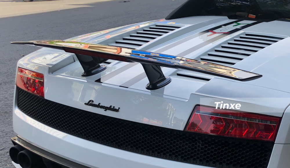Đuôi xe cũng rất cá tính và được đánh giá đẹp mắt hơn cả đàn em sau này là Lamborghini Huracan Đuôi xe cũng rất cá tính và được đánh giá đẹp mắt hơn cả đàn em sau này là Lamborghini Huracan