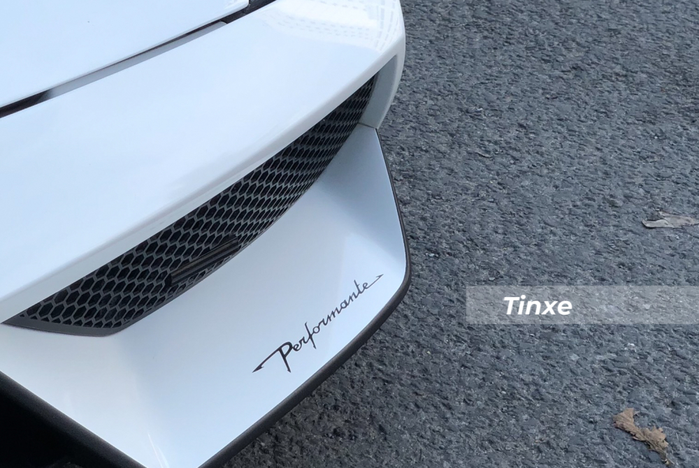 Dòng chữ Performante xuất hiện bên hông cản va trước Dòng chữ Performante xuất hiện bên hông cản va trước