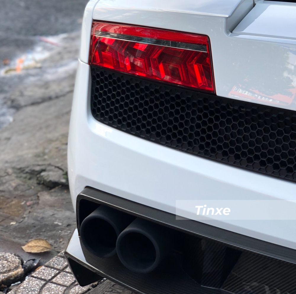 Phía sau Lamborghini Gallardo LP570-4 Spyder Performante có đèn hậu vuông vức, ống xả kép chia đều 2 bên và sơn đen Phía sau Lamborghini Gallardo LP570-4 Spyder Performante có đèn hậu vuông vức, ống xả kép chia đều 2 bên và sơn đen