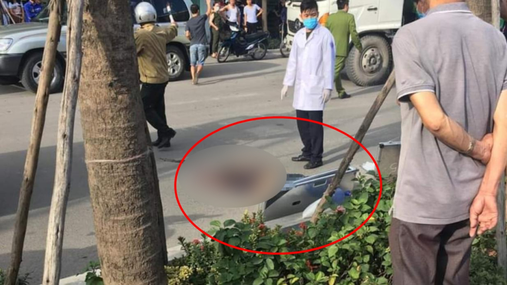 Người đ&agrave;n &ocirc;ng tử vong tr&ecirc;n vũng m&aacute;u, cạnh xe m&aacute;y