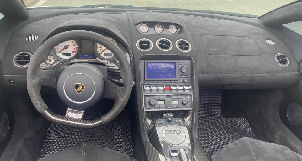 Toàn bộ khoang lái của siêu xe mui trần Lamborghini Gallardo LP570-4 Spyder Performante độc nhất Việt Nam Toàn bộ khoang lái của siêu xe mui trần Lamborghini Gallardo LP570-4 Spyder Performante độc nhất Việt Nam