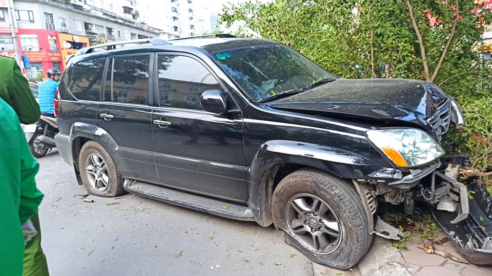 Hai bánh xe của chiếc Lexus GX470 nổ lốp sau tai nạn
