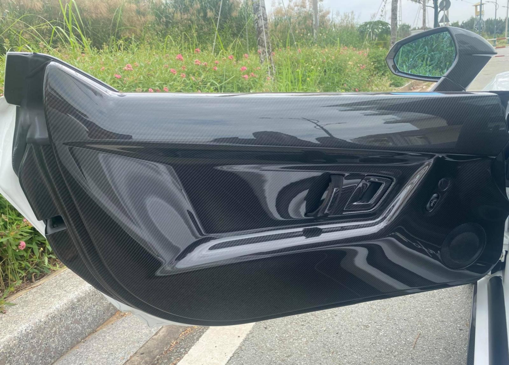 Thành cửa carbon của Lamborghini Gallardo LP570-4 Spyder Performante độc nhất Việt Nam Thành cửa carbon của Lamborghini Gallardo LP570-4 Spyder Performante độc nhất Việt Nam