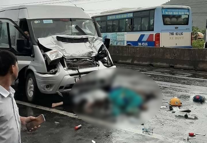 Hiện trường xe khách 16 chỗ tông xe máy làm 2 người thương vong