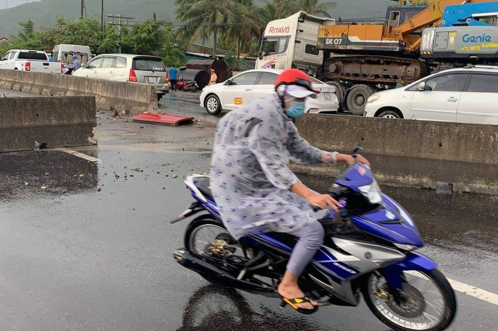 2 dải phân cách bằng bê tông nằm chắn ngang giữa đường
