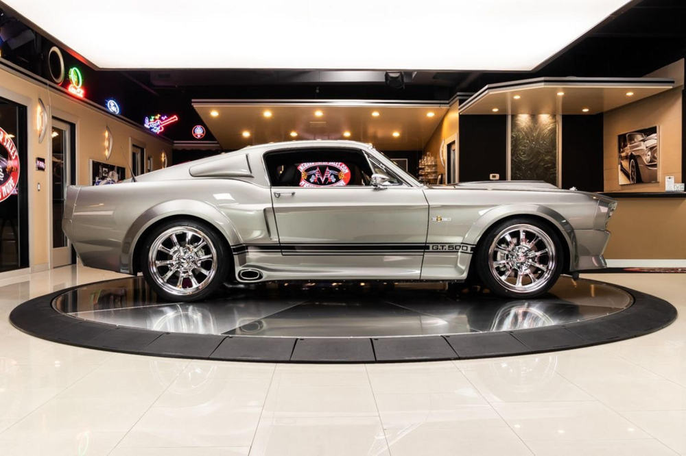 Ph&iacute;a b&ecirc;n sườn&nbsp;của chiếc&nbsp;Ford Mustang GT Convertible 2011 độ kiểu cổ điển