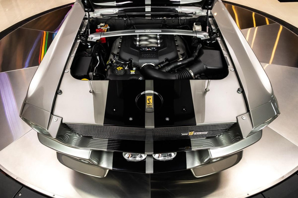 Khoang động cơ&nbsp;của chiếc&nbsp;Ford Mustang GT Convertible 2011 độ kiểu cổ điển