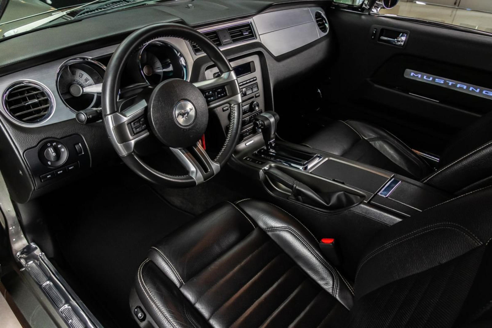Nội thất của chiếc&nbsp;Ford Mustang GT Convertible 2011 độ kiểu cổ điển