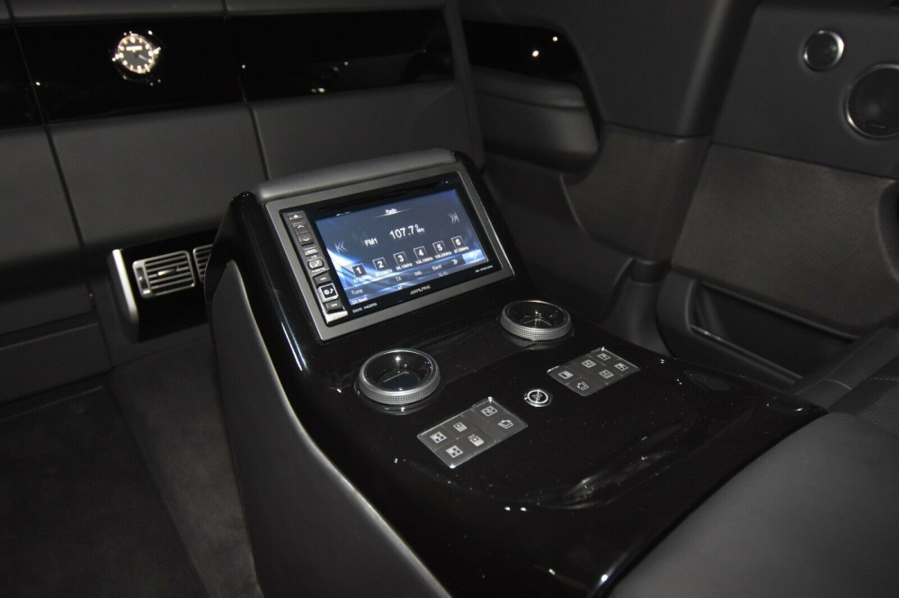 Range Rover SVAutobiography 2020 c&oacute; cả v&aacute;ch ngăn giữa khoang l&aacute;i v&agrave; khoang h&agrave;nh kh&aacute;ch