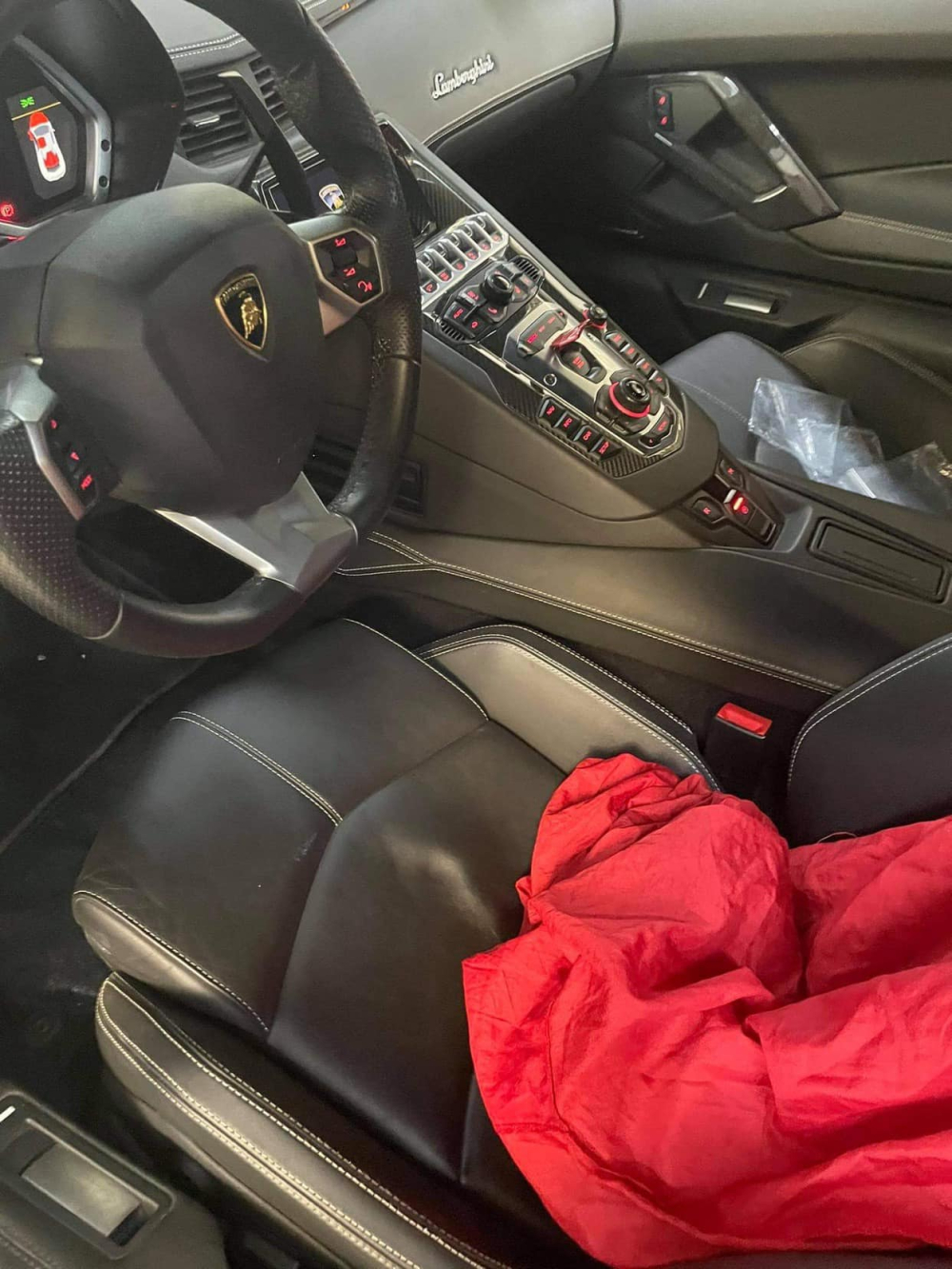 C&ograve;n đ&acirc;y l&agrave; nội thất của si&ecirc;u xe Lamborghini Aventador LP700-4 Roadster đầu ti&ecirc;n về B&igrave;nh Phước.