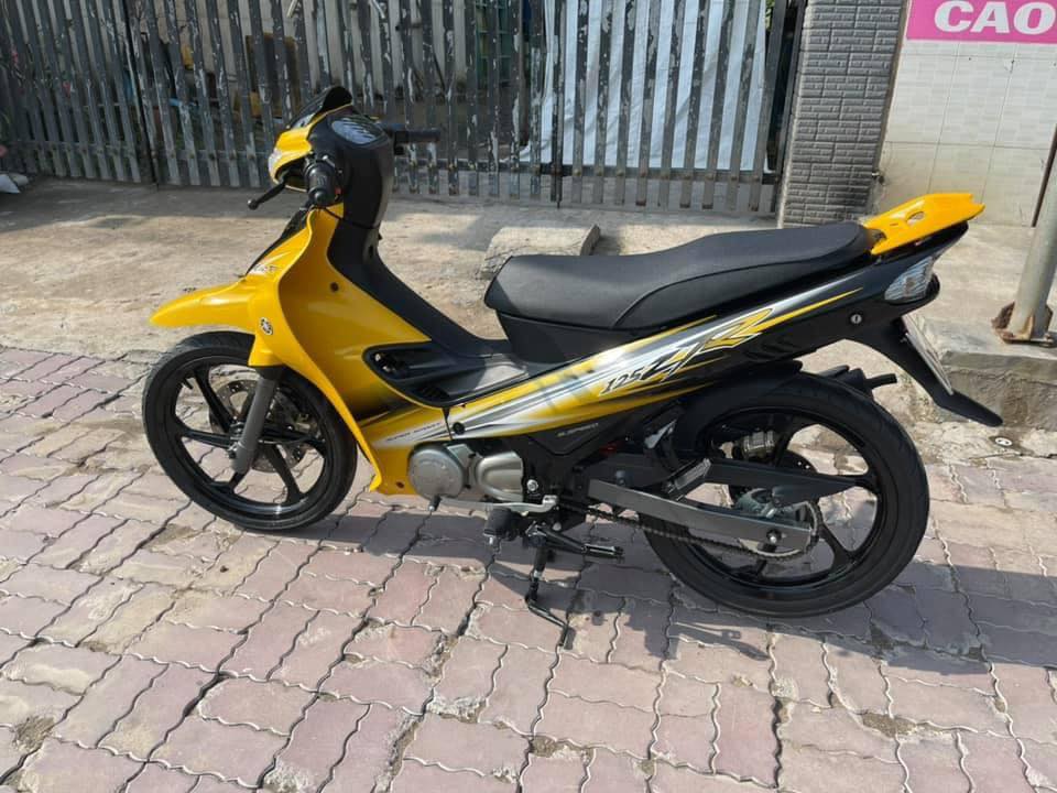 Chiếc Yamaha 125ZR n&agrave;y c&oacute; 2 m&agrave;u ch&iacute;nh l&agrave; v&agrave;ng v&agrave; đen