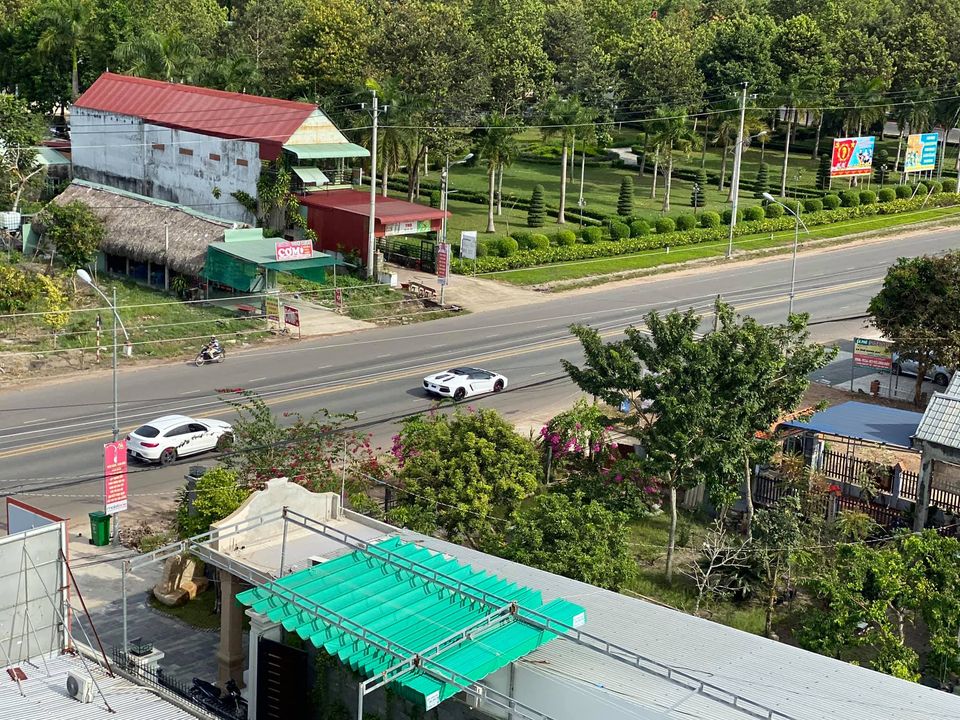 H&igrave;nh ảnh chiếc si&ecirc;u xe Lamborghini Aventador mui trần chạy ở huyện Chơn Th&agrave;nh v&agrave;o s&aacute;ng nay. Ảnh: Myh Nguyễn