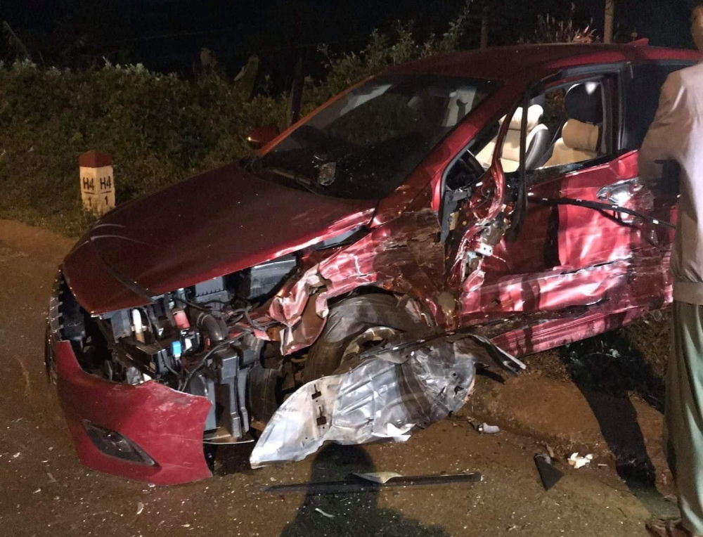 Chiếc &ocirc; t&ocirc; 5 chỗ ngồi hư hỏng nặng sau va chạm với xe Mazda ở một kh&uacute;c cua