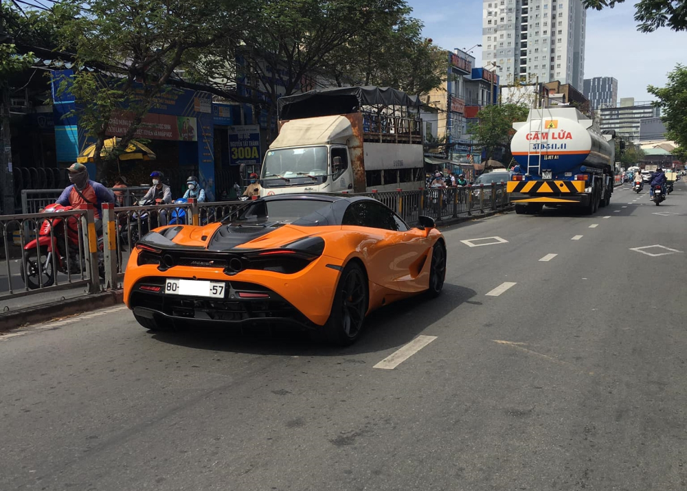 McLaren 720S Spider với trang bị c&aacute;nh gi&oacute; đu&ocirc;i carbon độc nhất Việt Nam đ&atilde; được chủ nh&acirc;n cho đăng k&yacute; biển số