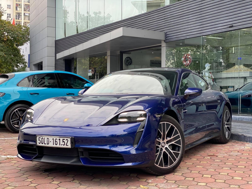 Porsche Taycan Turbo đầu ti&ecirc;n về Việt Nam đ&atilde; được chuyển ra H&agrave; Nội.