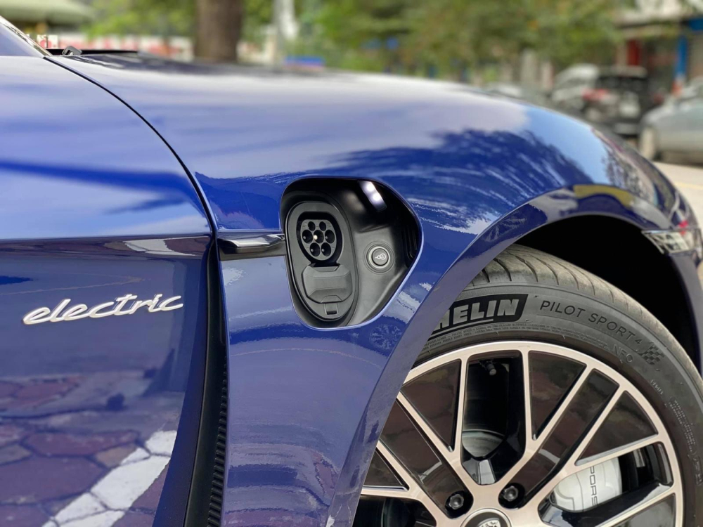 Cổng sạc điện tr&ecirc;n Porsche Taycan.