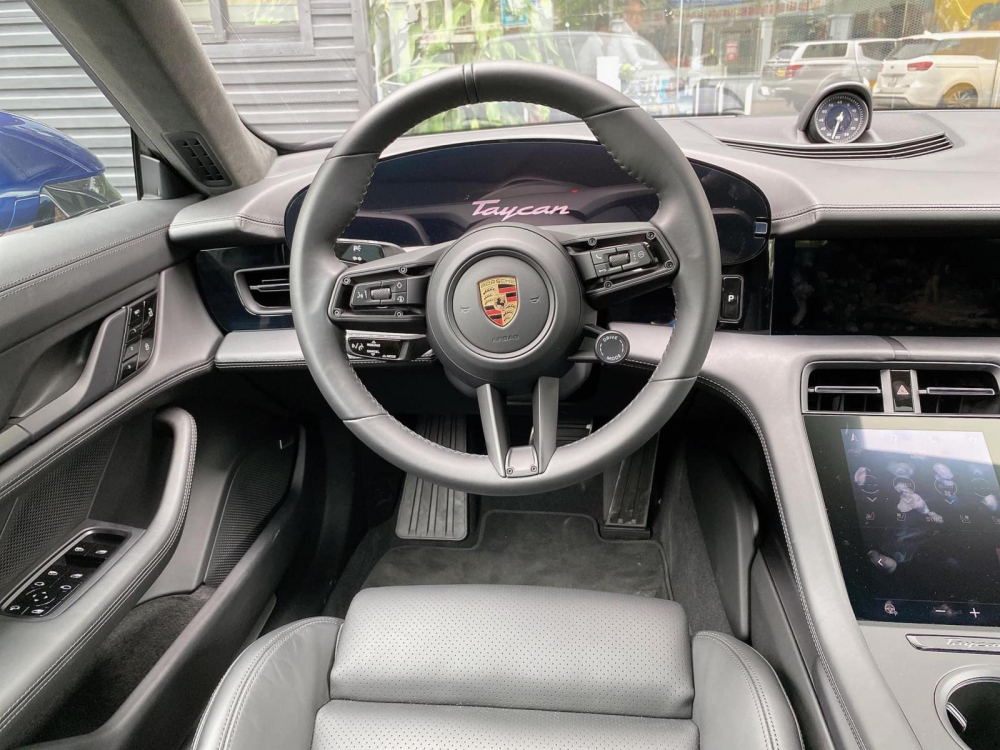 Kh&ocirc;ng gian nội thất hiện đại v&agrave; gọn g&agrave;ng b&ecirc;n trong Porsche Taycan.