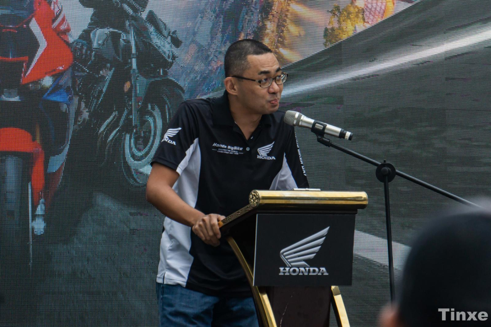 Ông Naoki Suiko phát biểu trước khi các biker xuất phát