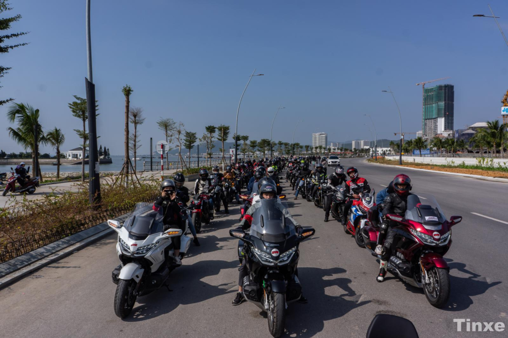 Sau khoảng 4 tiếng đồng hồ di chuyển, ăn nghỉ thì Honda Biker đã đến với thành phố Hạ Long