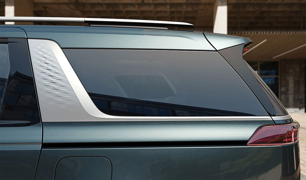 Viền bằng kim loại ở cột C l&agrave; một trong những điểm nhấn của Kia Sedona 2021