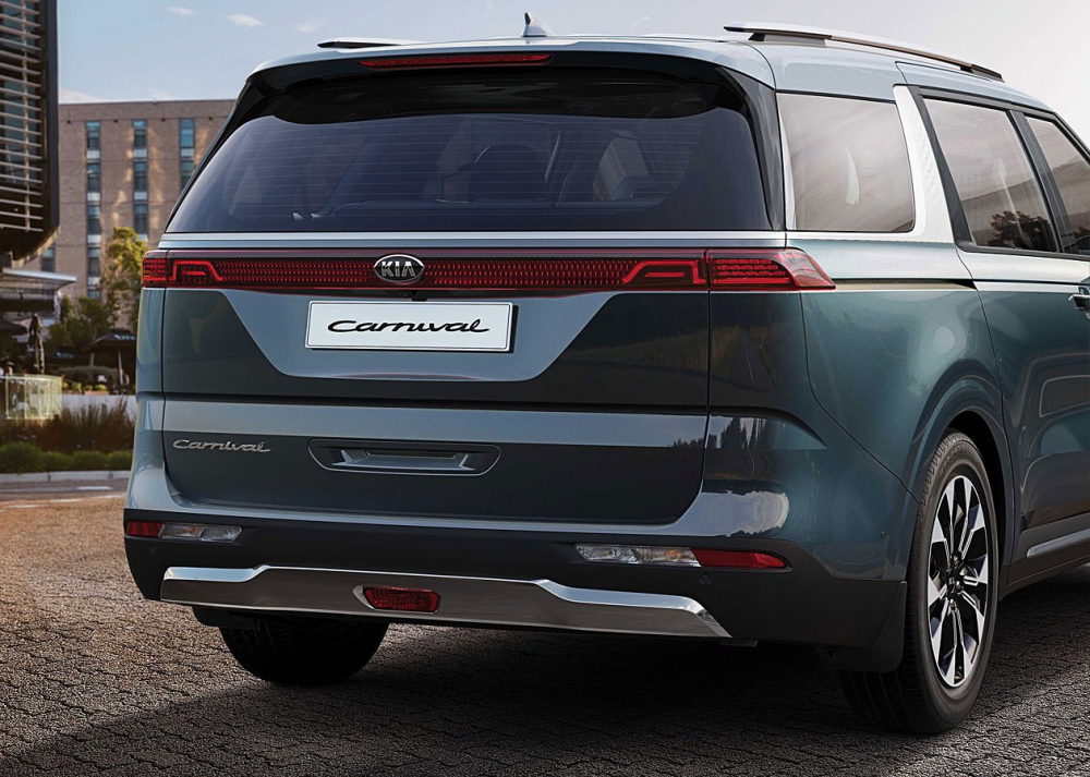 Kia Sedona 2021 nh&igrave;n từ ph&iacute;a sau