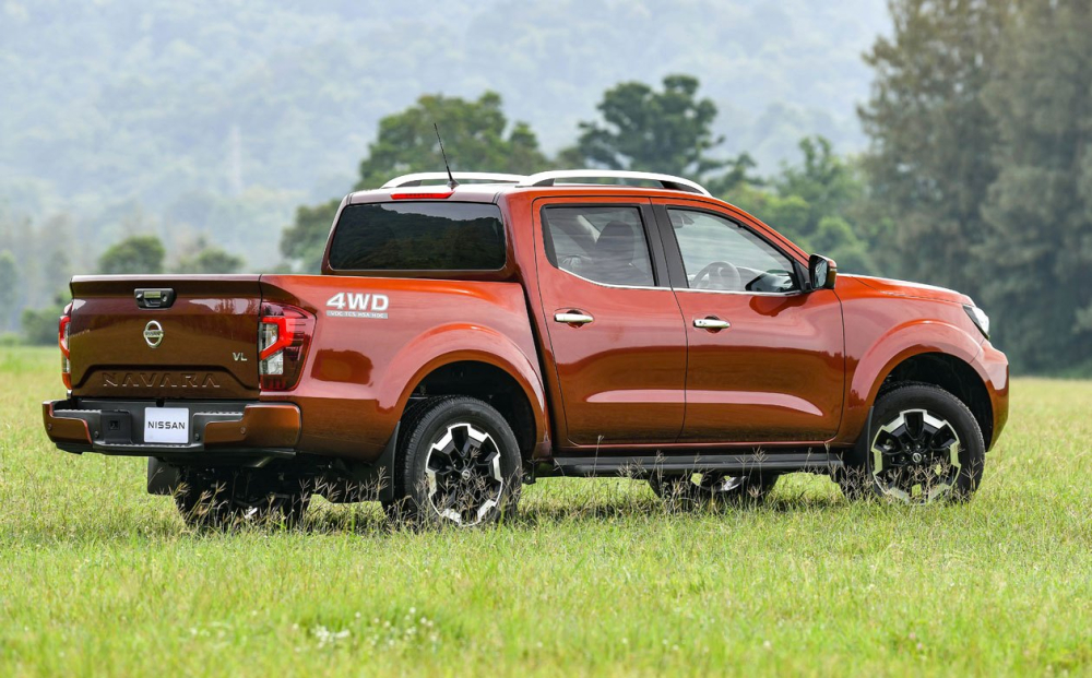 Nissan Navara 2021 nh&igrave;n từ ph&iacute;a sau
