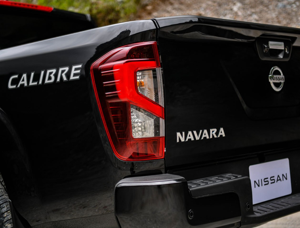 Đ&egrave;n hậu với tạo h&igrave;nh chữ C của Nissan Navara 2021