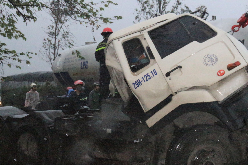 Lực lượng chức năng c&oacute; mặt tại hiện trường vụ tai nạn