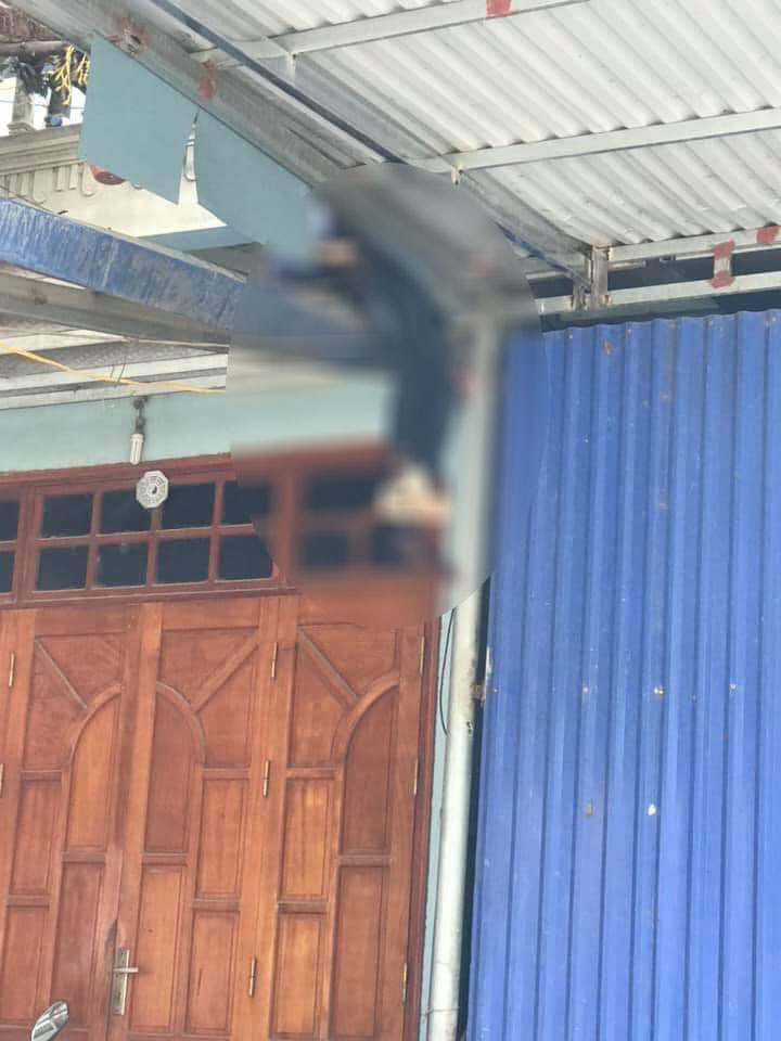 Một người đi xe máy bị hất văng lên nóc nhà dân