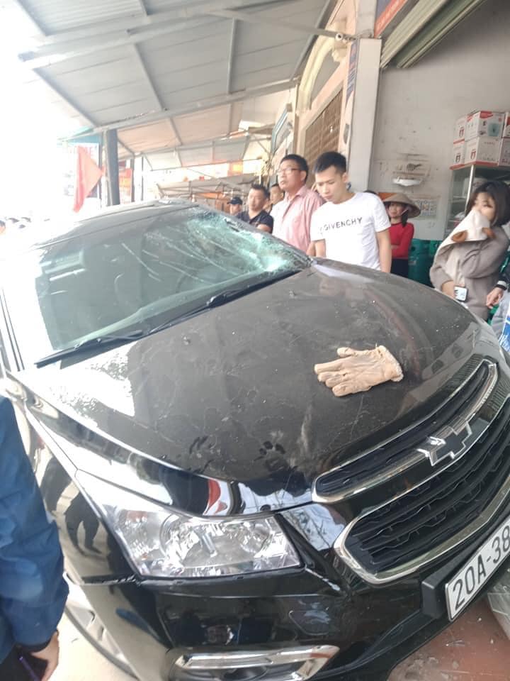 Chiếc Chevrolet Cruze tông vào nhà dân bên đường