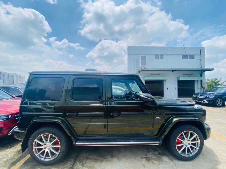 Chiếc Mercedes-AMG G63 m&agrave;u xanh Olive n&agrave;y kh&ocirc;ng c&oacute; ống xả k&eacute;p ph&iacute;a b&ecirc;n phải hướng ra b&ecirc;n ngo&agrave;i như xe nhập tư nh&acirc;n, thay v&agrave;o đ&oacute;, ống xả của xe sẽ hướng dưới đường