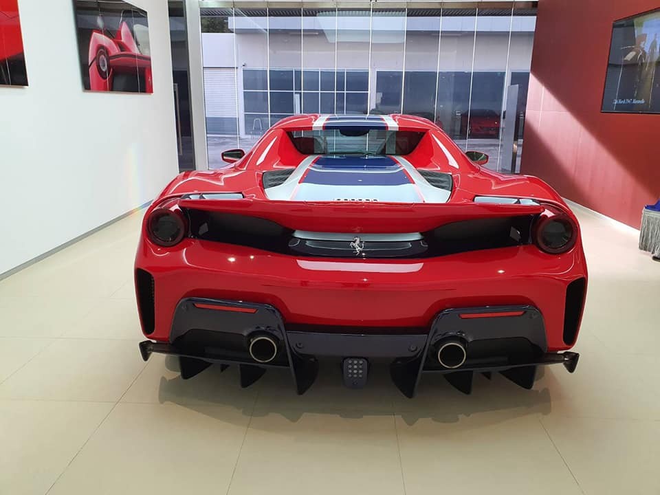 C&ograve;n đ&acirc;y l&agrave; thiết kế đu&ocirc;i xe Ferrari 488 Pista Spider