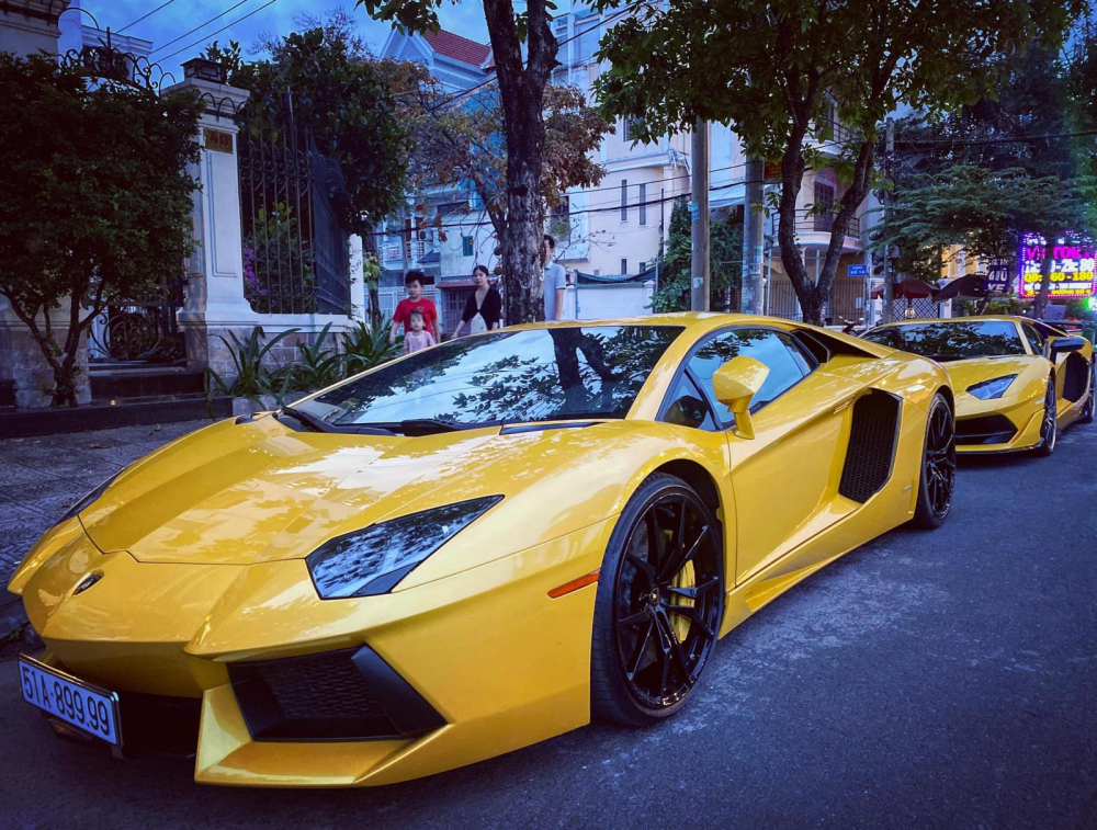 Chiếc siêu xe Lamborghini Aventador đầu tiên về Việt Nam cách đây hơn 8 năm có màu sơn vàng và chiếc siêu xe Lamborghini Aventador mới nhất về nước thuộc phiên bản SVJ cực hiếm cũng có bộ áo vàng bóng bẩy. Chiếc siêu xe Lamborghini Aventador đầu tiên về Việt Nam cách đây hơn 8 năm có màu sơn vàng và chiếc siêu xe Lamborghini Aventador mới nhất về nước thuộc phiên bản SVJ cực hiếm cũng có bộ áo vàng bóng bẩy.