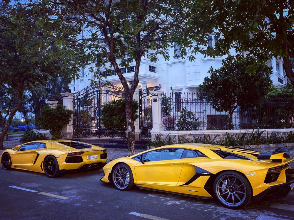 Góc ảnh rất thú vị về 2 chiếc siêu xe Lamborghini Aventador tại Việt Nam. Xe phía trước thuộc bản tiêu chuẩn, ra mắt năm 2011, khởi đầu cho dòng xe Aventador, còn chiếc phía sau ra mắt 2018, chỉ giới hạn 900 xe trên thế giới Góc ảnh rất thú vị về 2 chiếc siêu xe Lamborghini Aventador tại Việt Nam. Xe phía trước thuộc bản tiêu chuẩn, ra mắt năm 2011, khởi đầu cho dòng xe Aventador, còn chiếc phía sau ra mắt 2018, chỉ giới hạn 900 xe trên thế giới