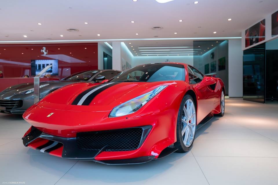 Nhiều khả năng chiếc Ferrari n&agrave;y l&agrave; 488 Pista nhưng chưa r&otilde; bản Coupe hay mui trần