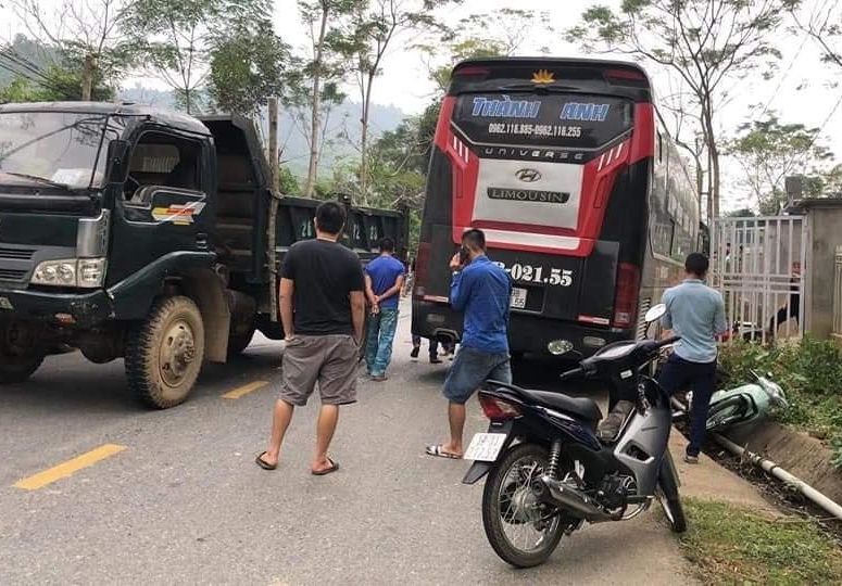 Hiện trường vụ tai nạn xe kh&aacute;ch t&ocirc;ng h&agrave;ng loạt xe m&aacute;y tại Ph&uacute; Thọ