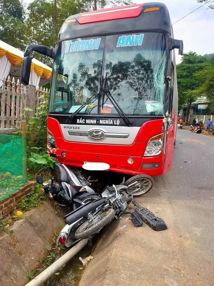 Nhiều xe m&aacute;y bị xe kh&aacute;ch t&ocirc;ng v&agrave;o hư hỏng nặng