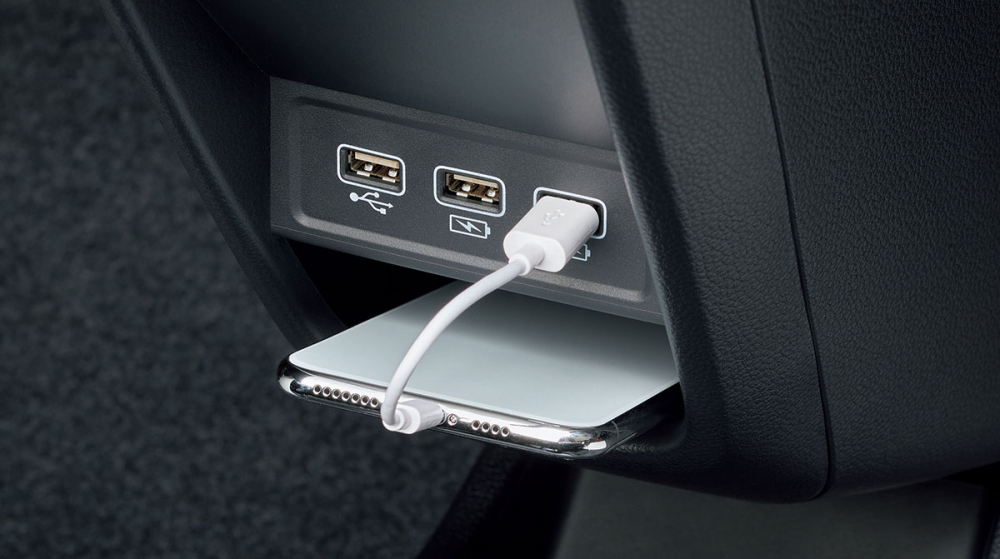 3 cổng USB ở h&agrave;ng ghế trước của Honda N-One 2021
