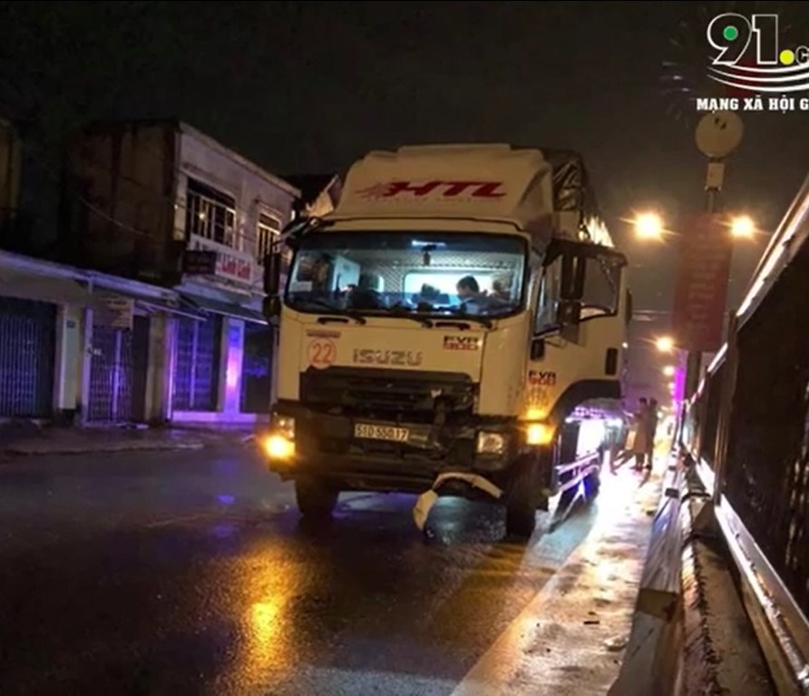 Chiếc ô tô tải tại hiện trường vụ tai nạn Chiếc ô tô tải tại hiện trường vụ tai nạn