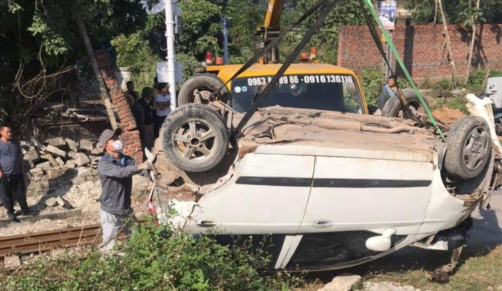 Chiếc &ocirc; t&ocirc; con được cẩu đi khỏi hiện trường vụ tai nạn