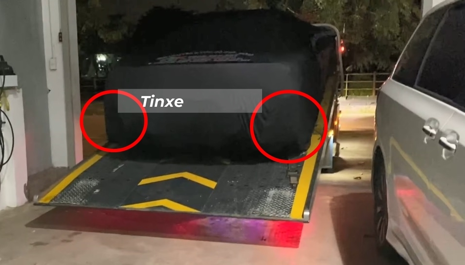 V&agrave; so với h&igrave;nh ảnh chiếc Ferrari b&iacute; ẩn về garage của doanh nh&acirc;n quận 12 c&oacute; thể thấy 2 hốc gi&oacute; b&ecirc;n h&ocirc;ng kh&ocirc;ng giống nhau thiết kế