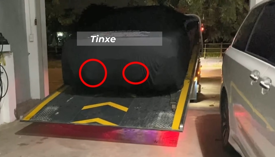 Ảnh n&agrave;y cho thấy vị tr&iacute; đặt ống xả của xe thấp, ở giữa gần cản va sau, ống xả dạng tr&ograve;n cỡ lớn kh&ocirc;ng như thiết kế của Ferrari SF90 Stradale
