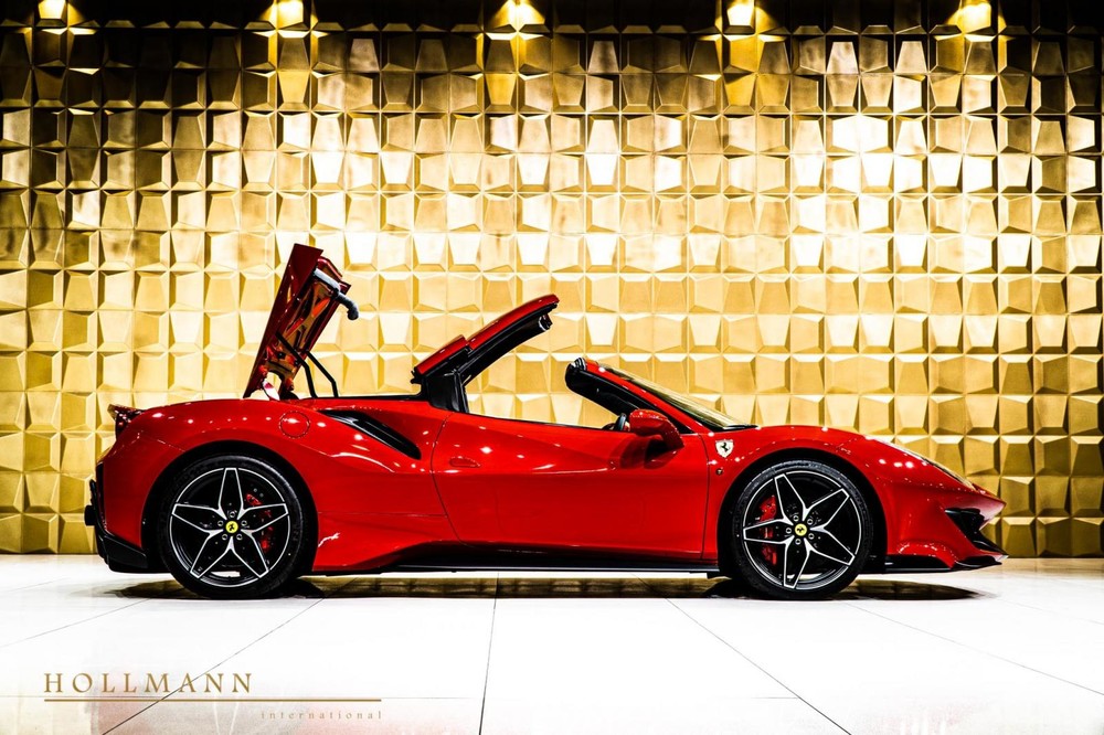Si&ecirc;u xe Ferrari 488 Pista Spider đ&atilde; qua sử dụng hiện c&oacute; gi&aacute; rao b&aacute;n tr&ecirc;n c&aacute;c trang b&aacute;n xe thế giới hơn 520.000 đ&ocirc; la, tương đương 12 tỷ đồng. 