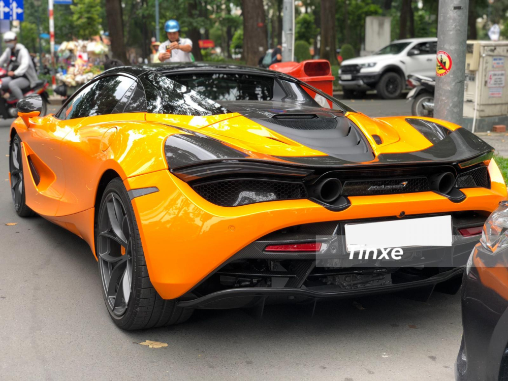Đ&acirc;y cũng ch&iacute;nh l&agrave; 1 trong 8 chiếc si&ecirc;u xe McLaren 720S Spider đang xuất hiện tại Việt Nam nhưng chỉ c&oacute; 2 chiếc McLaren 720S Spider mang m&agrave;u cam. 