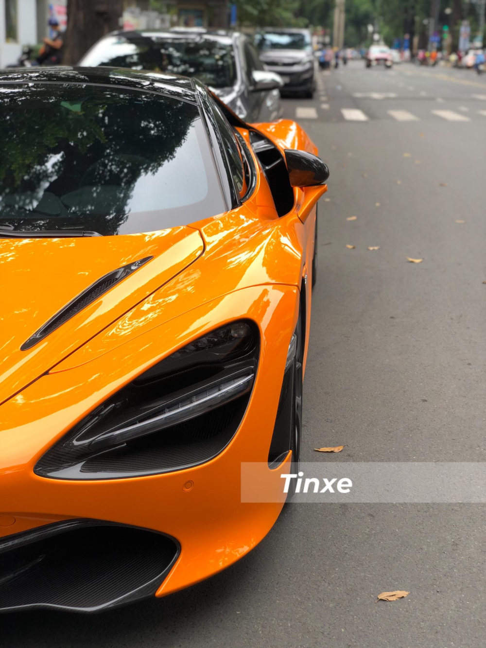 Trước đ&oacute;, việc mua tặng cho vợ m&igrave;nh chiếc si&ecirc;u xe mui trần McLaren 720S Spider m&agrave;u cam đẹp mắt n&agrave;y đ&atilde; khiến cho kh&ocirc;ng &iacute;t cộng đồng mạng ngưỡng mộ trước sự chịu chơi của doanh nh&acirc;n ở quận 7 v&agrave; c&ograve;n cho rằng đ&acirc;y l&agrave; h&igrave;nh mẫu của so&aacute;i ca. Được biết, doanh nh&acirc;n n&agrave;y c&oacute; chơi chung nh&oacute;m với &ocirc;ng Phạm Trần Nhật Minh, hay c&ograve;n gọi l&agrave; Minh Nhựa, chủ nh&acirc;n si&ecirc;u phẩm Pagani Huayra độc nhất v&ocirc; nhị tại Việt Nam.