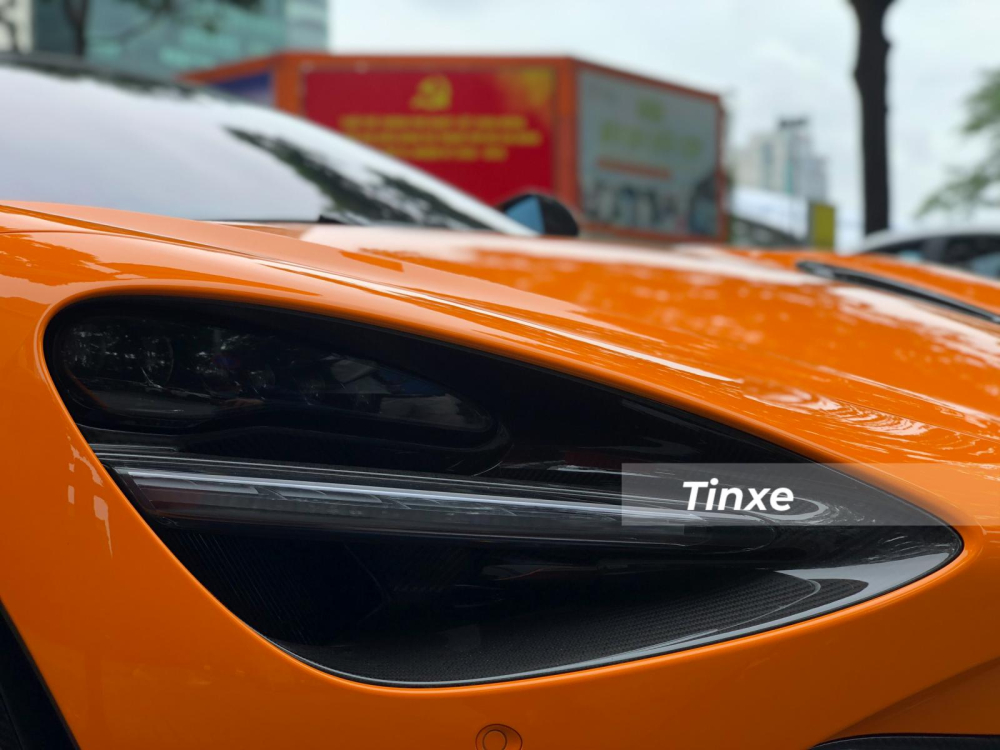 Ngo&agrave;i bộ &aacute;o cam b&oacute;ng bẩy, chiếc si&ecirc;u xe mui trần McLaren 720S Spider n&agrave;y c&ograve;n được chủ nh&acirc;n trang bị rất nhiều chi tiết carbon ở ngoại thất như hốc đ&egrave;n pha