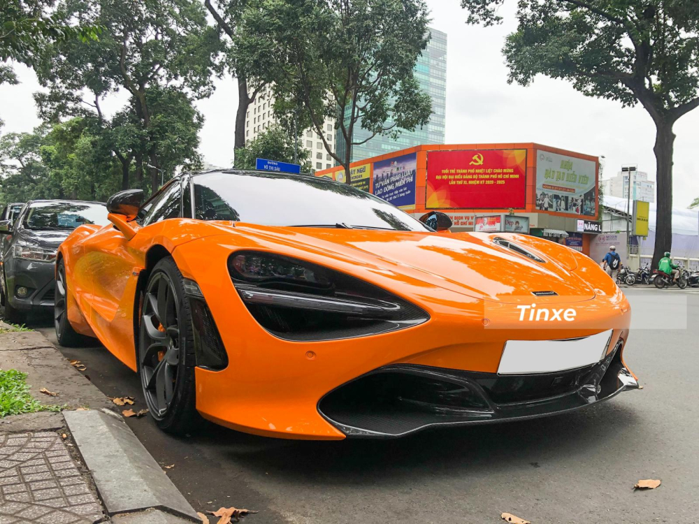Được biết, chiếc si&ecirc;u xe mui trần McLaren 720S Spider n&agrave;y l&agrave; m&oacute;n qu&agrave; m&agrave; người chồng đ&atilde; tặng cho vợ của m&igrave;nh trong th&aacute;ng 10 vừa qua. Đ&acirc;y l&agrave; 1 trong 8 chiếc si&ecirc;u xe McLaren 720S Spider đang xuất hiện tại Việt Nam nhưng chỉ c&oacute; 2 chiếc McLaren 720S Spider mang m&agrave;u cam.